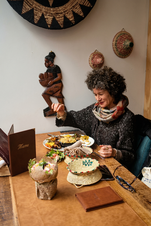 VAN BEZOEK TOT VASTE GAST